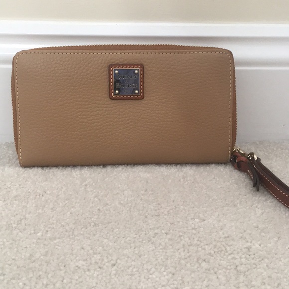 Dooney & Bourke Handbags - Dooney & Bourke wristlet
